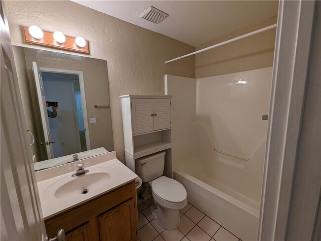 Building Photo - 2082 E Farr Ln