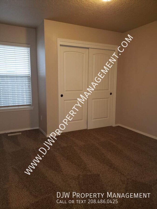 Building Photo - 1091N. Nichole Ave-