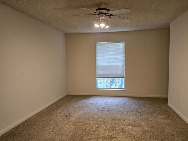 Building Photo - 1 Bedroom, 1.5 Bath Townhouse