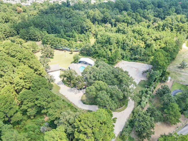 Building Photo - 8402 Matthews Ln