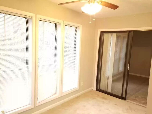Building Photo - Room in 2 Bedroom Condo at Roberts Dr