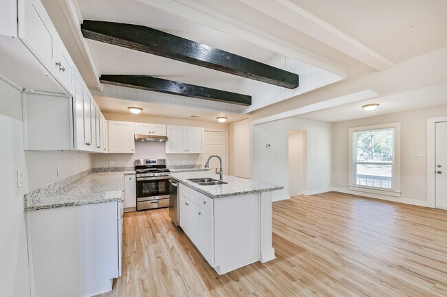 Building Photo - 706 Azalea St