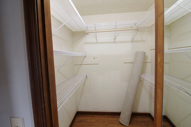Building Photo - 706 Greenbriar Dr