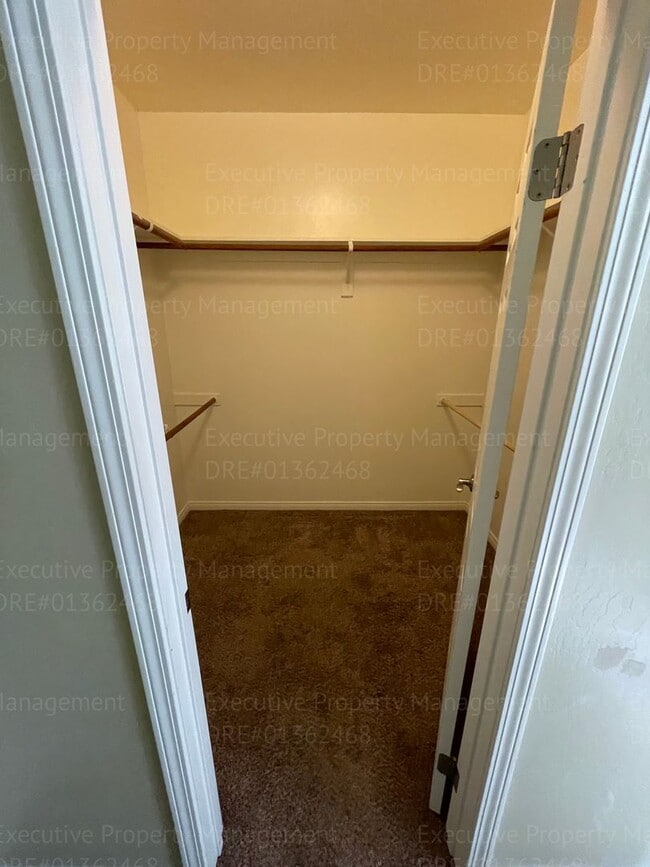 Building Photo - 4 bedrooms/ 2 bathrooms, with a patio.