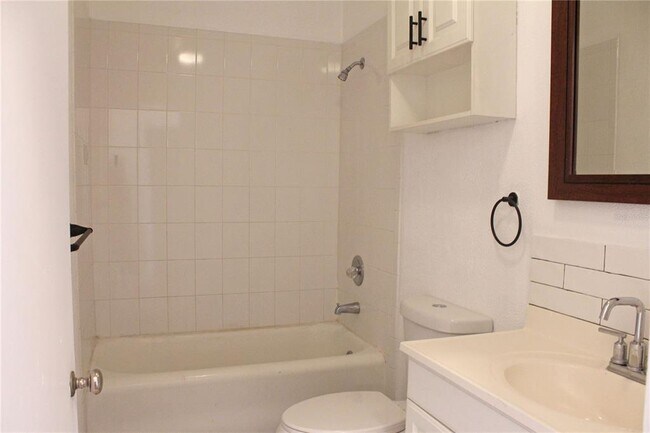 Building Photo - 1718 E Elm Rd