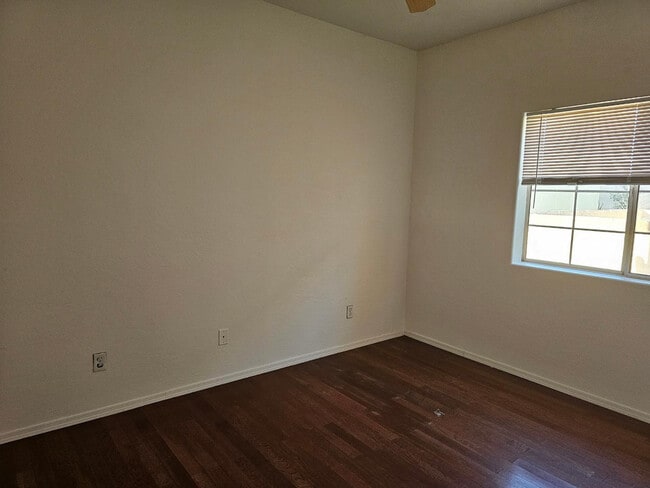 Building Photo - 1026 W Libra Dr