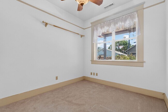 Building Photo - 3 Bedroom with Historical Charm Close to Square