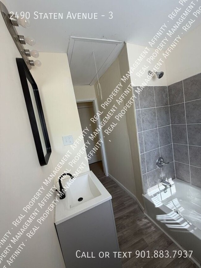 Building Photo - 2490 Staten Ave