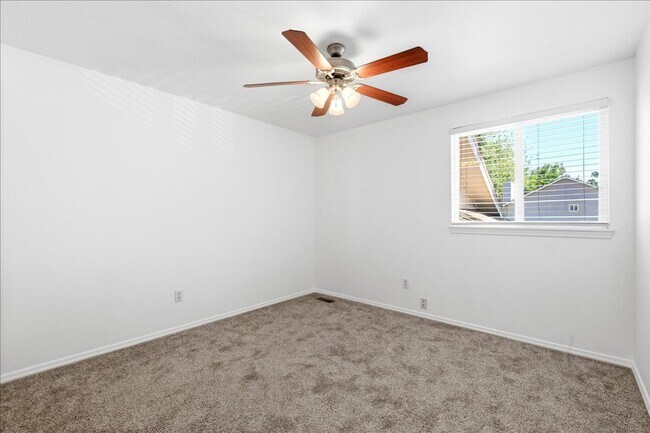 Building Photo - 3 Bedroom 2.5 Bathroom Townhouse in Southeast Boise