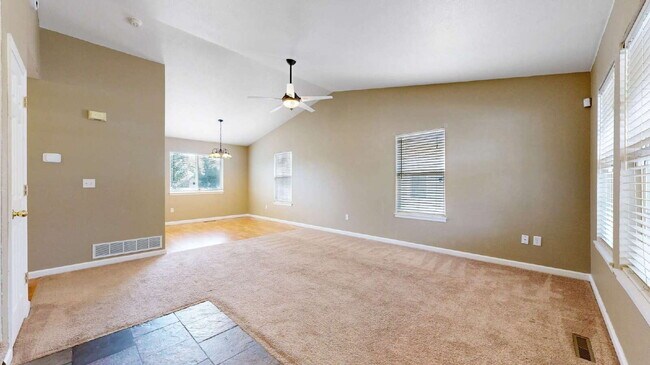 Building Photo - Spacious 3-Bed,2.5-Bath Home with Fenced Yard