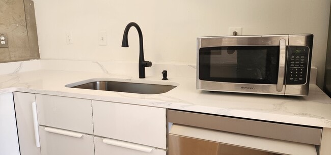 Kitchen - 87 Peachtree St SW