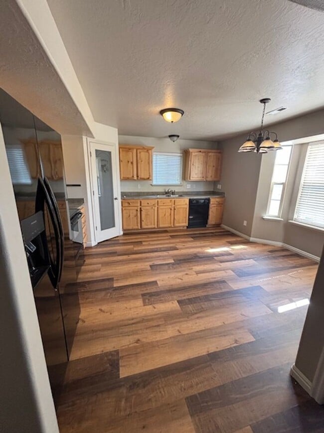 Building Photo - *Reduced price* End Unit Townhouse in Springville