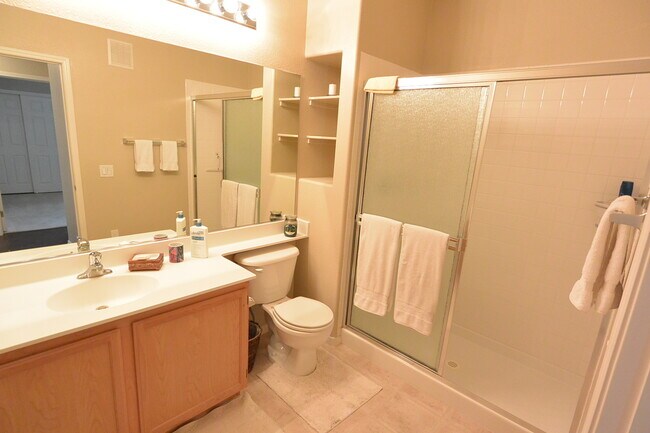Building Photo - 1st Flr Condo 2 Bed W/Den - Gated Communit...