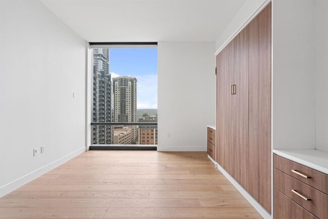 Building Photo - 70 Rainey St