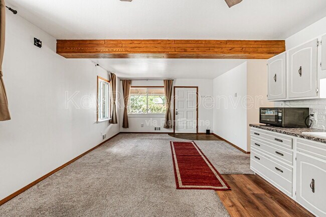 Building Photo - 400 Lily Ln