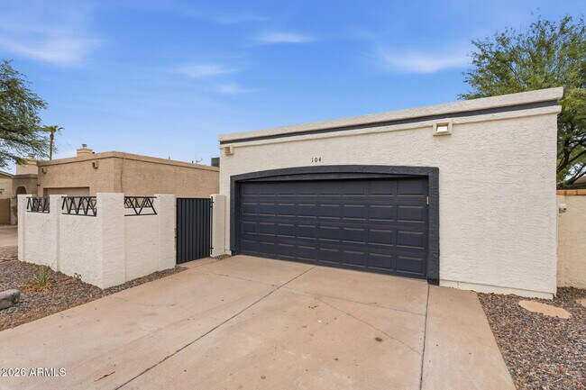 Building Photo - 630 E Jensen St