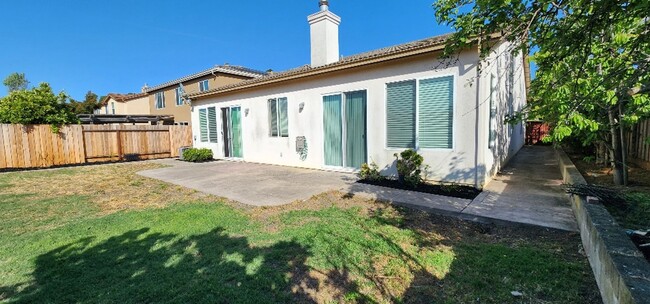 Building Photo - Beautiful Ideal Family Home: 3 Bedrooms, 2...