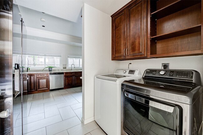 Building Photo - 201 Vanderpool Ln