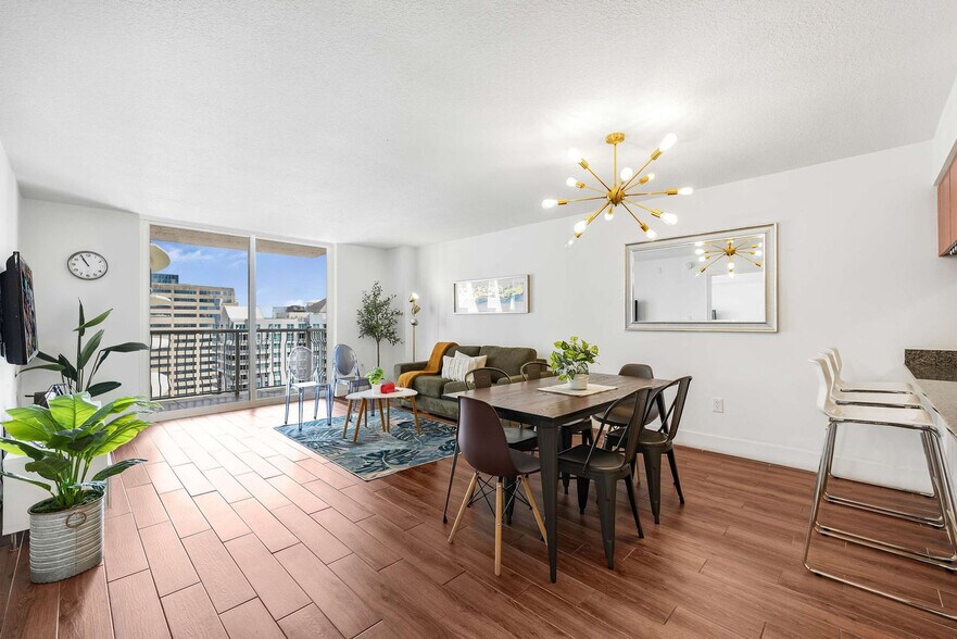 Building Photo - 1200 Brickell Bay Dr