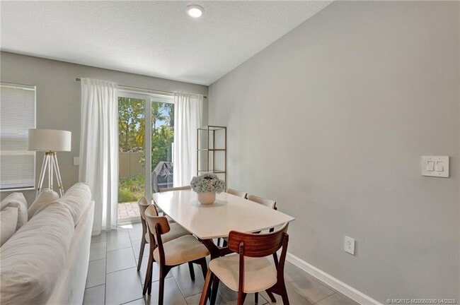 Building Photo - 396 SE Sea Hunt Way