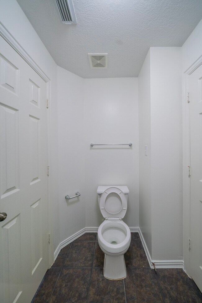 Building Photo - 1415 Sue Barnett Dr