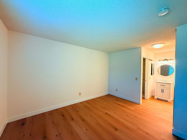 Building Photo - Charming 1 Bedroom Condo in Stoney Brook