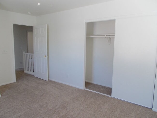 Building Photo - Beautiful 2 Story Home in Northwest!