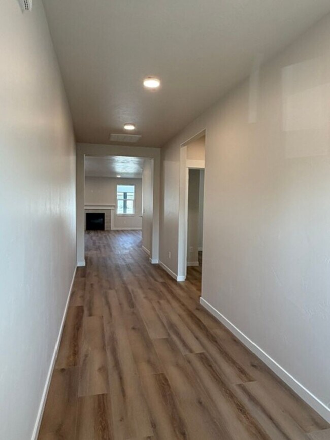 Building Photo - 421 Needlegrass Ln