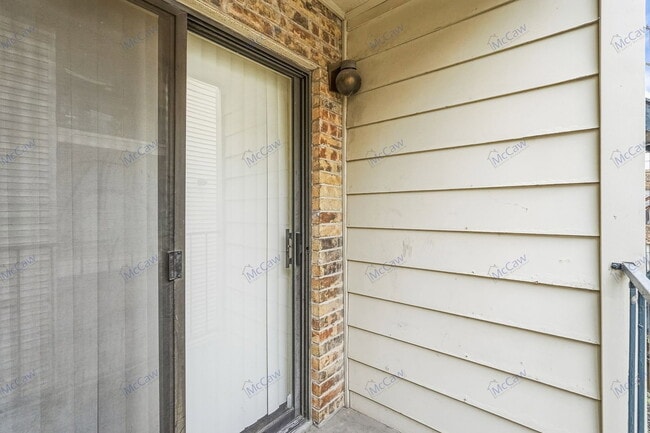 Building Photo - 9520 Royal Ln