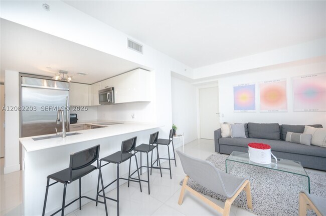 Building Photo - 1300 Brickell Bay Dr