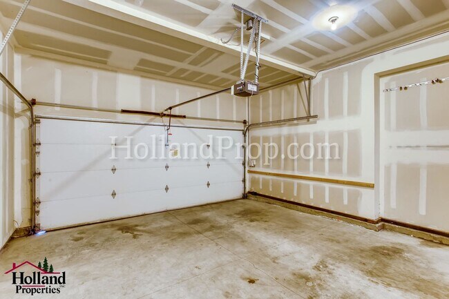 Building Photo - 977 NE 73rd Ave