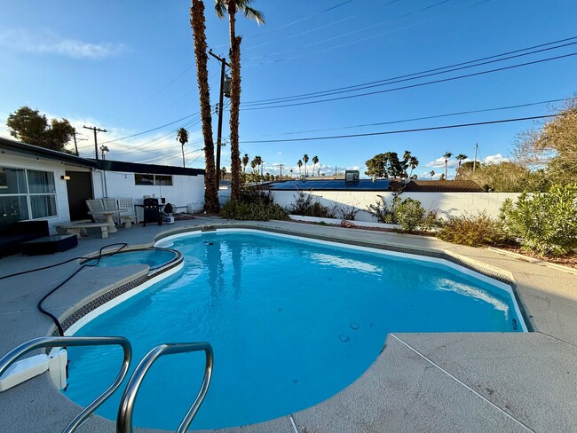 Building Photo - 3/BD 2/BA Home Near the Las Vegas Strip – ...