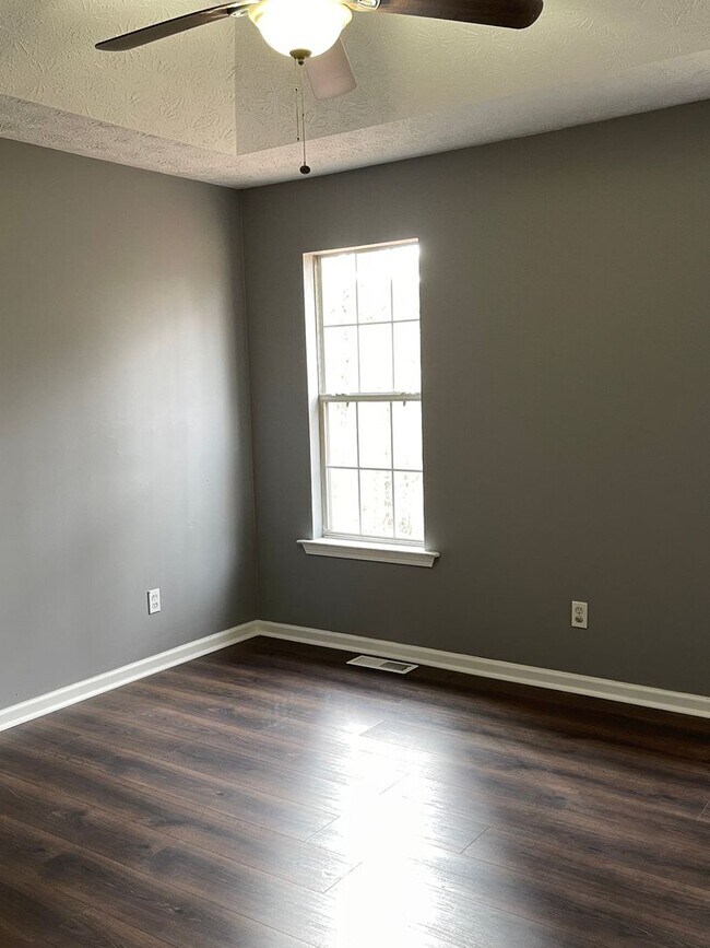 Building Photo - Split Foyer