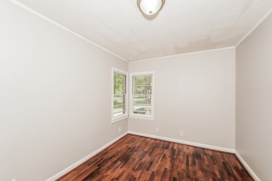 Building Photo - 711 Sunny Ln Dr NE