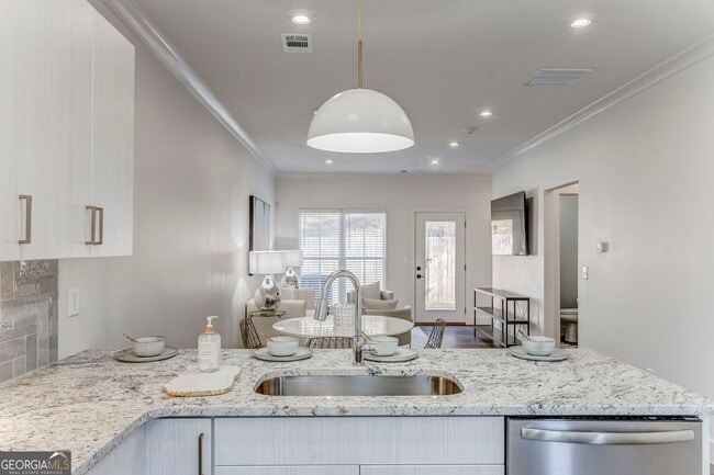 Building Photo - 79 Chateau Dr SE