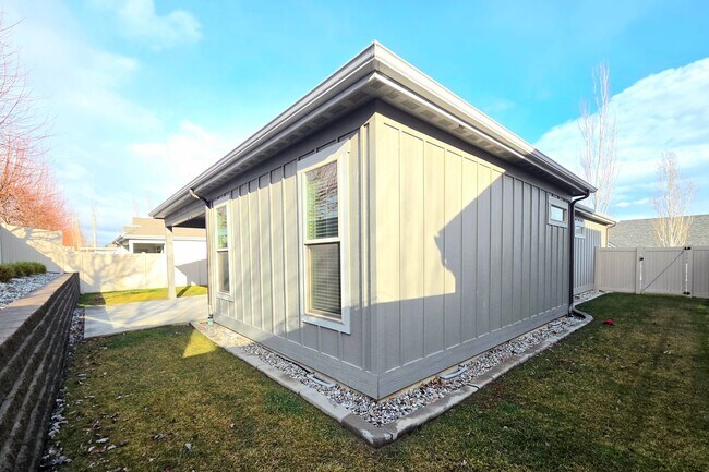 Building Photo - 1704/1706 Danny Boy Ln. Duplex