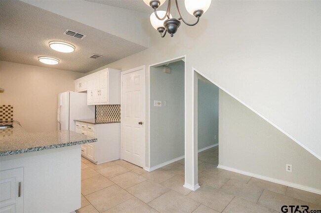 Building Photo - 5825 Hollytree Dr