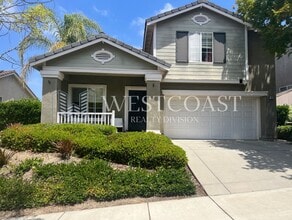 Building Photo - Elegant 3-Bedroom Home in Gated Vista Comm...