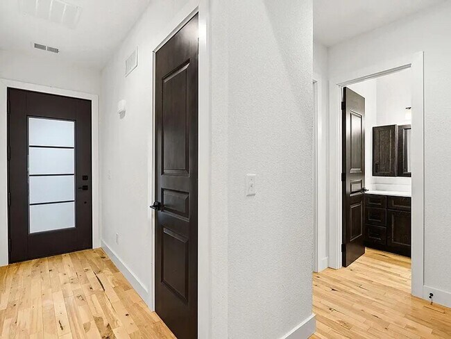 Building Photo - 100-102 Amberwood Ct