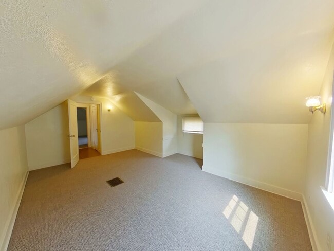 Building Photo - Large Classic Campus Home