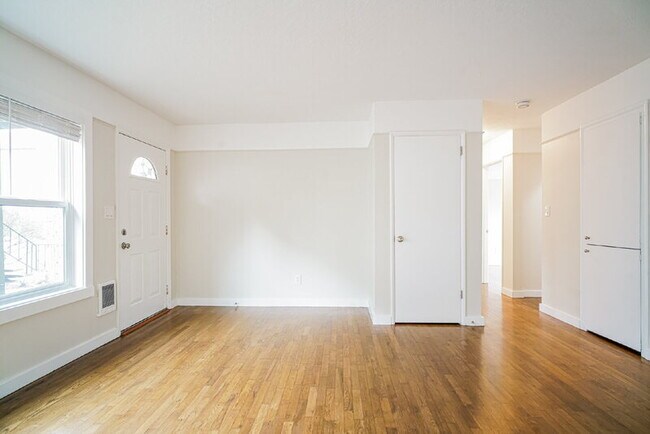 Building Photo - 131 SE 22nd Ave