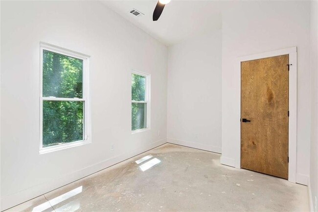 Building Photo - 977 Fleetwood Cir SW