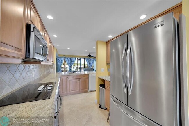 Building Photo - 1100 SE 5th Ct