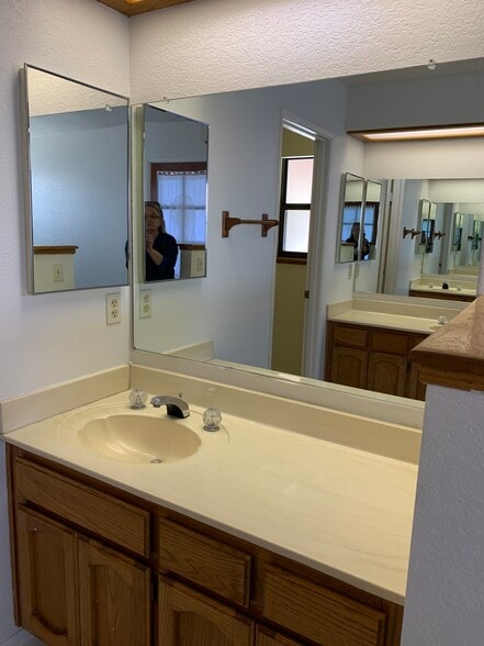 Master bedroom with 2 sinks - 654 N Inyo St