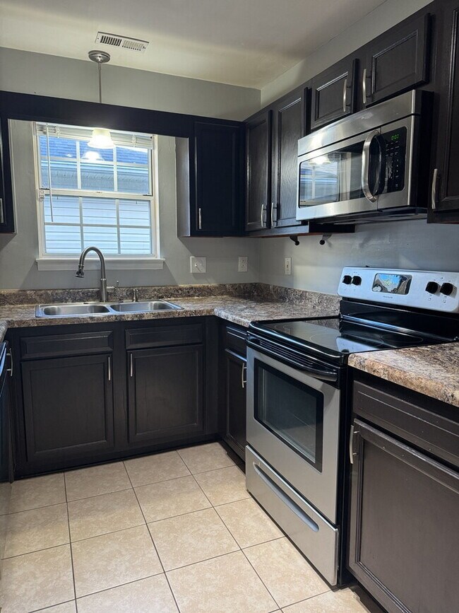 Building Photo - Beautiful 3 Bedroom, 2 Bath Home-3016 E. Windgate Ct.