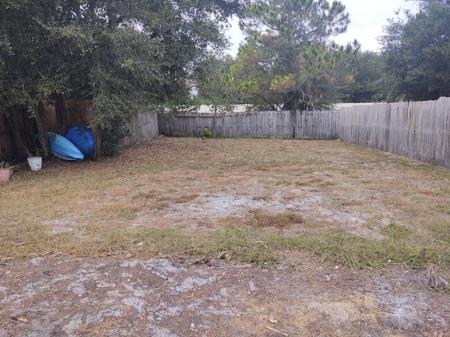 Building Photo - Charming 2 bedroom with enormous backyard.