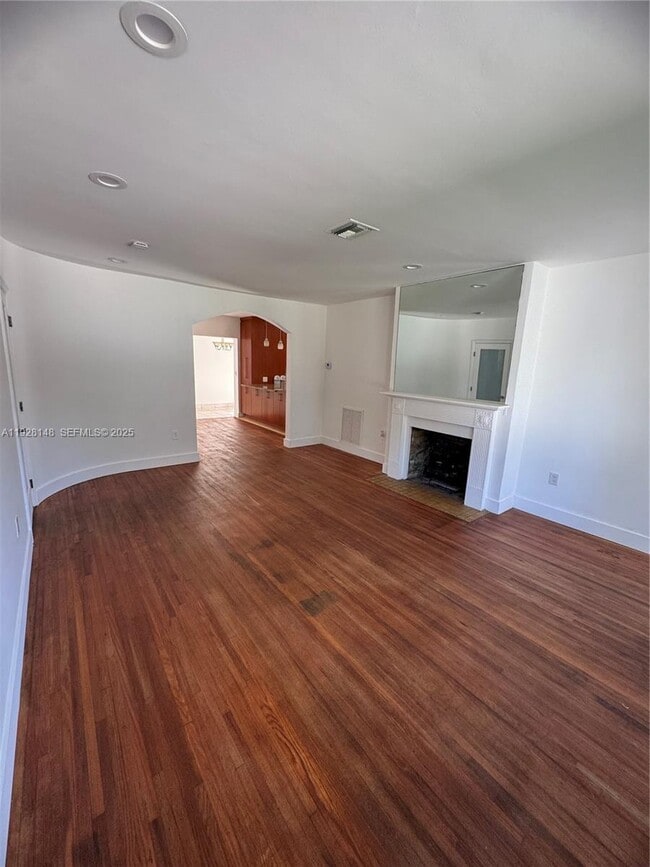 Building Photo - 3021 SW 2nd Ave