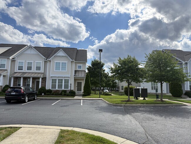 Building Photo - 8049 Ellendale Dr
