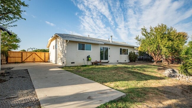 Building Photo - 4 Bedroom home with RV parking