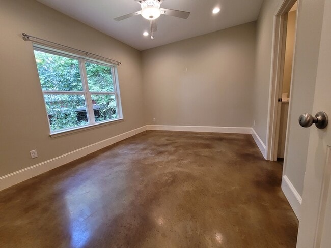 Building Photo - 429 Brentwood Dr